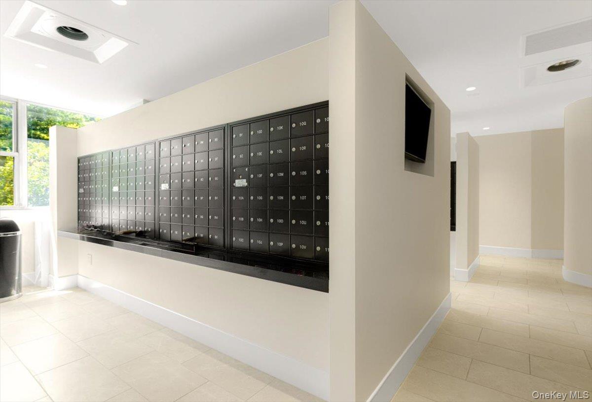 #4 photo, 70-25 Yellowstone Boulevard, फॉरेस्ट हिल्स Forest Hills , NY 11375