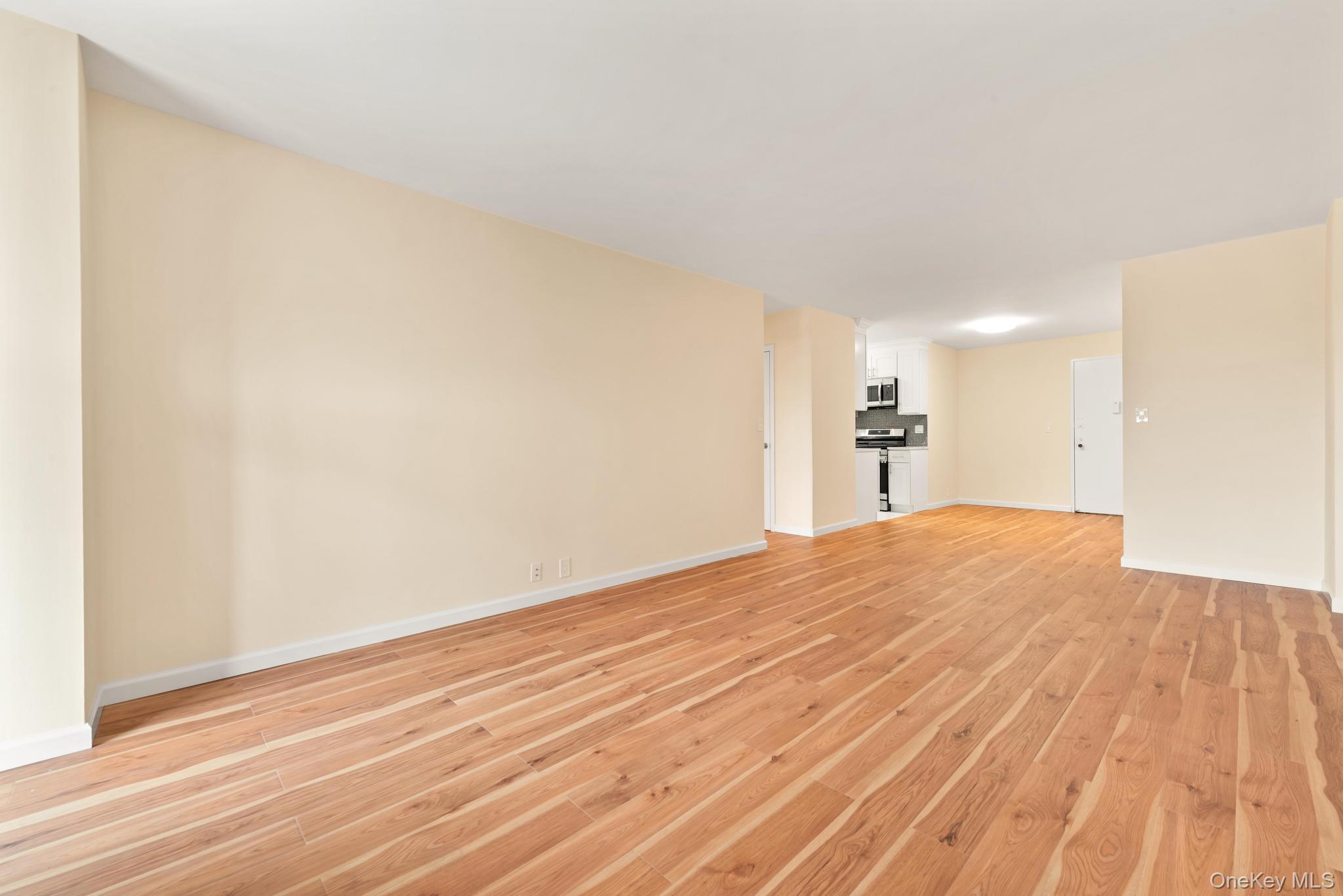 #8 photo, 70-25 Yellowstone Boulevard, फॉरेस्ट हिल्स Forest Hills , NY 11375