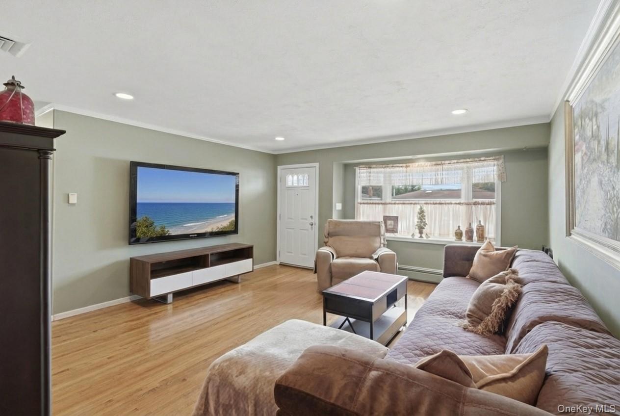 #6 photo, 9 Lyons Avenue, Farmingdale , NY 11735