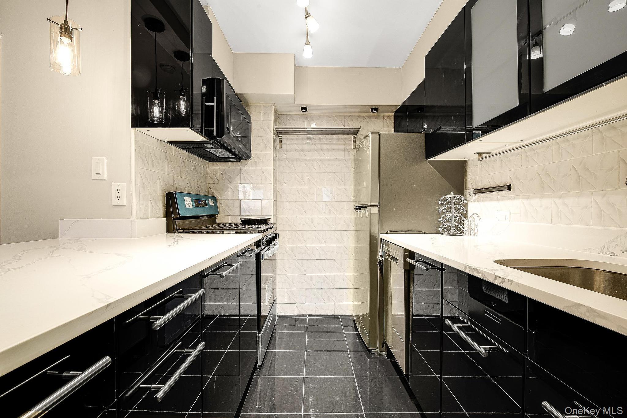 #10 photo, 70-25 Yellowstone Boulevard, फॉरेस्ट हिल्स Forest Hills , NY 11375