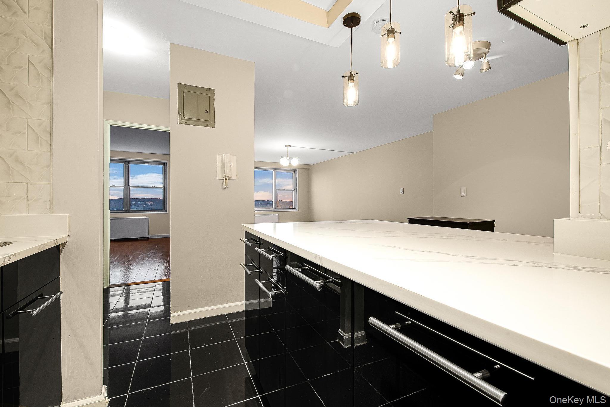 #11 photo, 70-25 Yellowstone Boulevard, फॉरेस्ट हिल्स Forest Hills , NY 11375