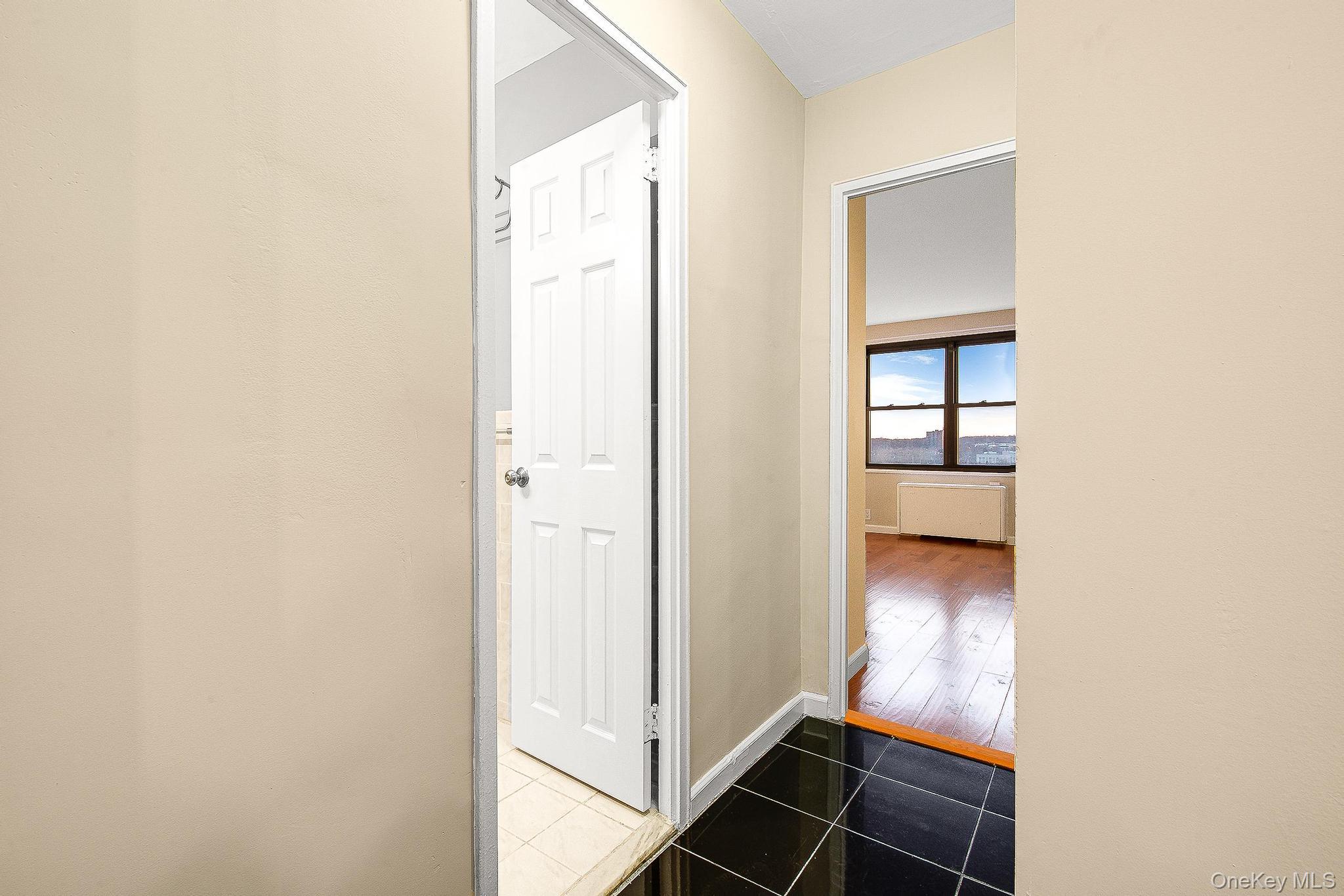 #12 photo, 70-25 Yellowstone Boulevard, फॉरेस्ट हिल्स Forest Hills , NY 11375