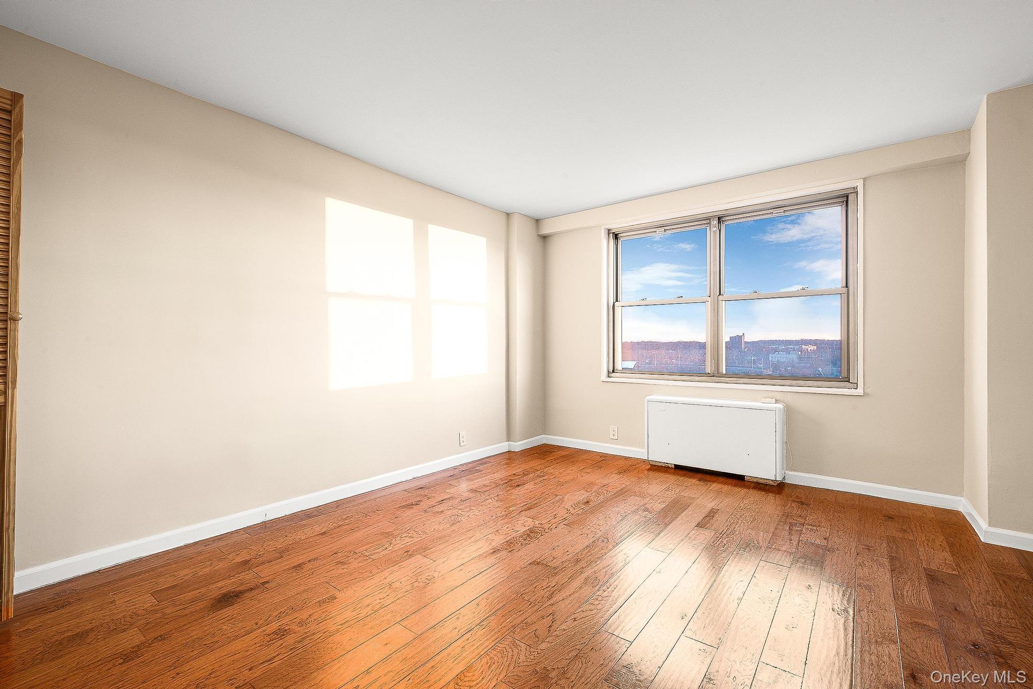 #15 photo, 70-25 Yellowstone Boulevard, फॉरेस्ट हिल्स Forest Hills , NY 11375