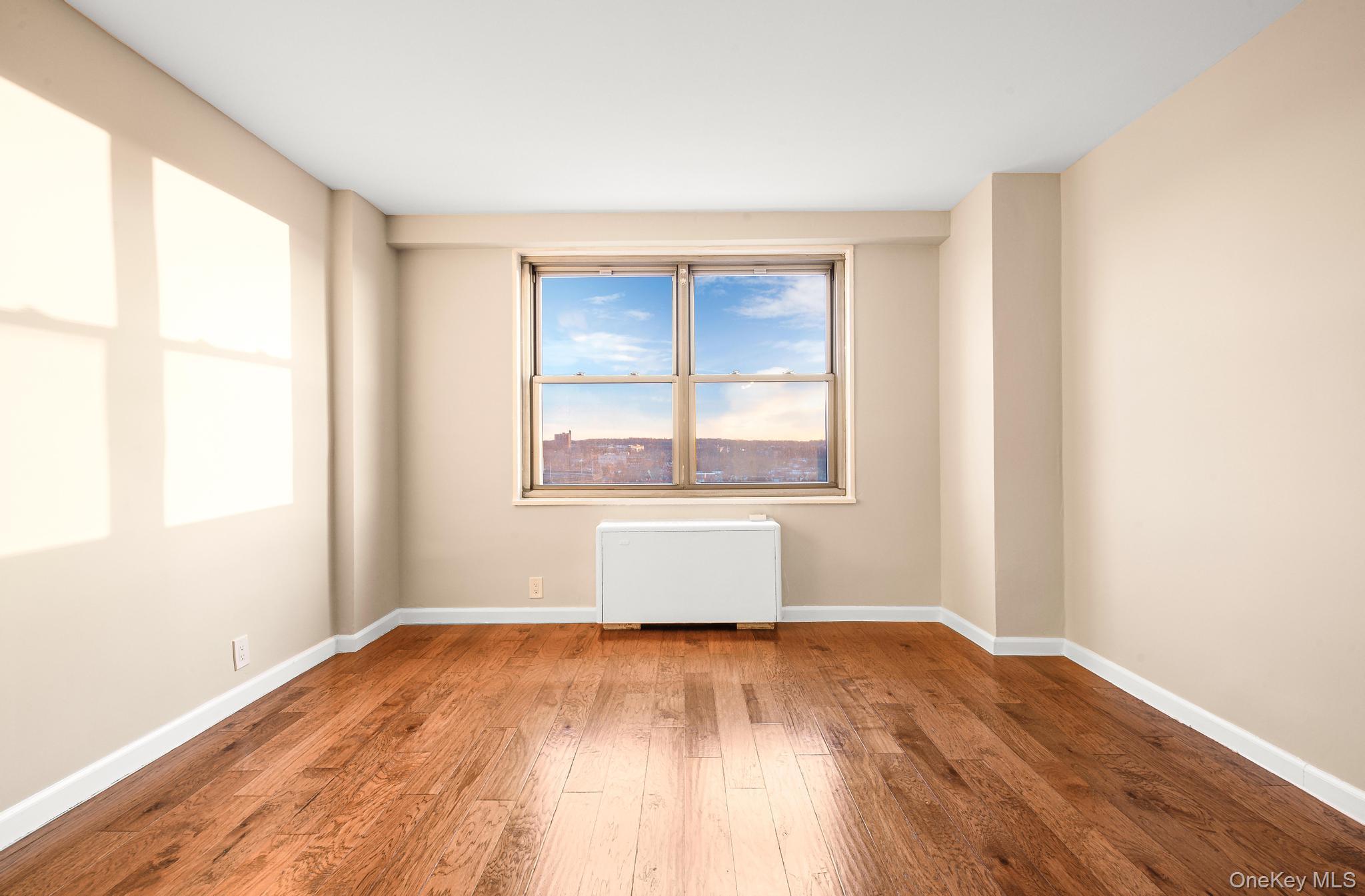 #16 photo, 70-25 Yellowstone Boulevard, फॉरेस्ट हिल्स Forest Hills , NY 11375