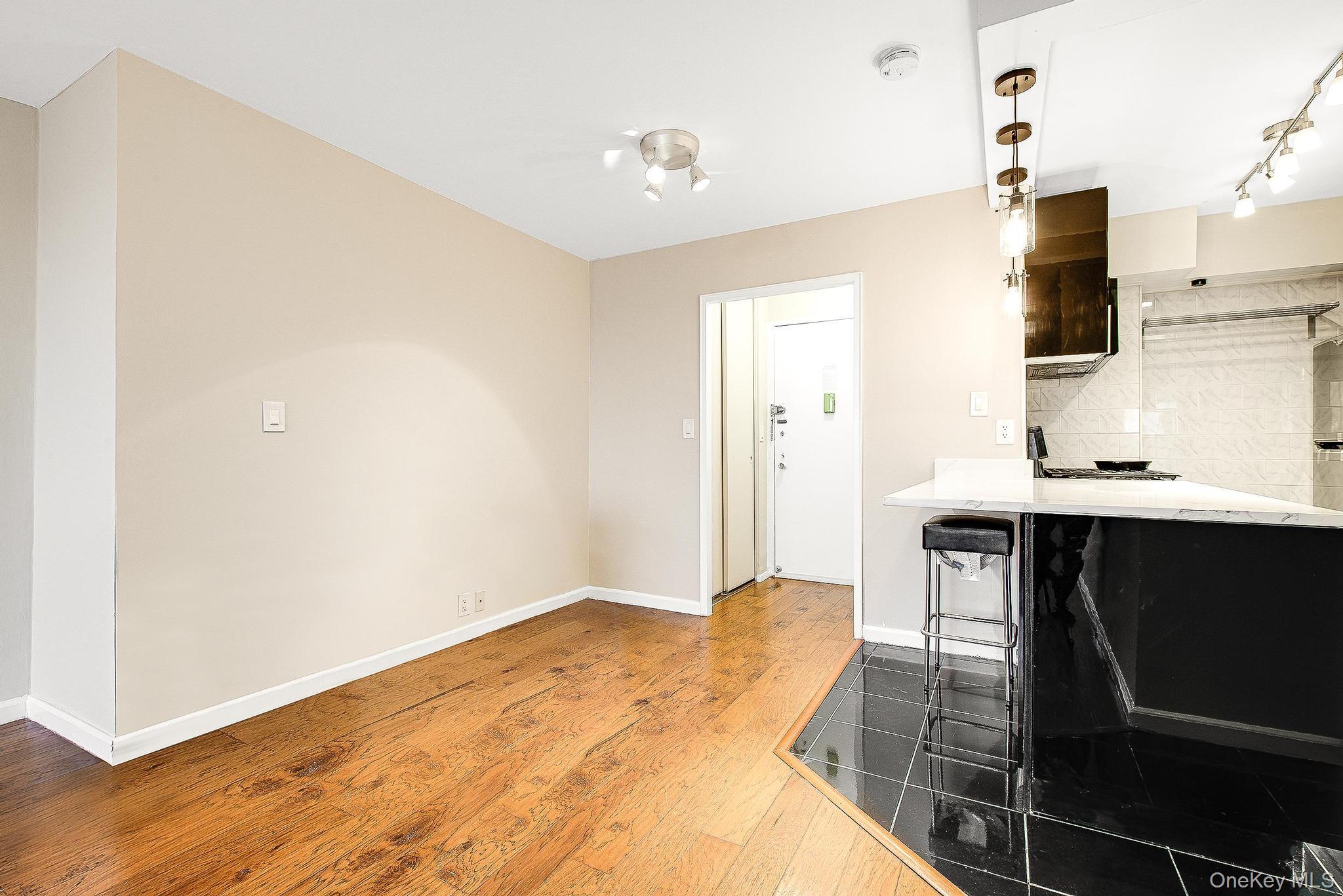 #3 photo, 70-25 Yellowstone Boulevard, फॉरेस्ट हिल्स Forest Hills , NY 11375