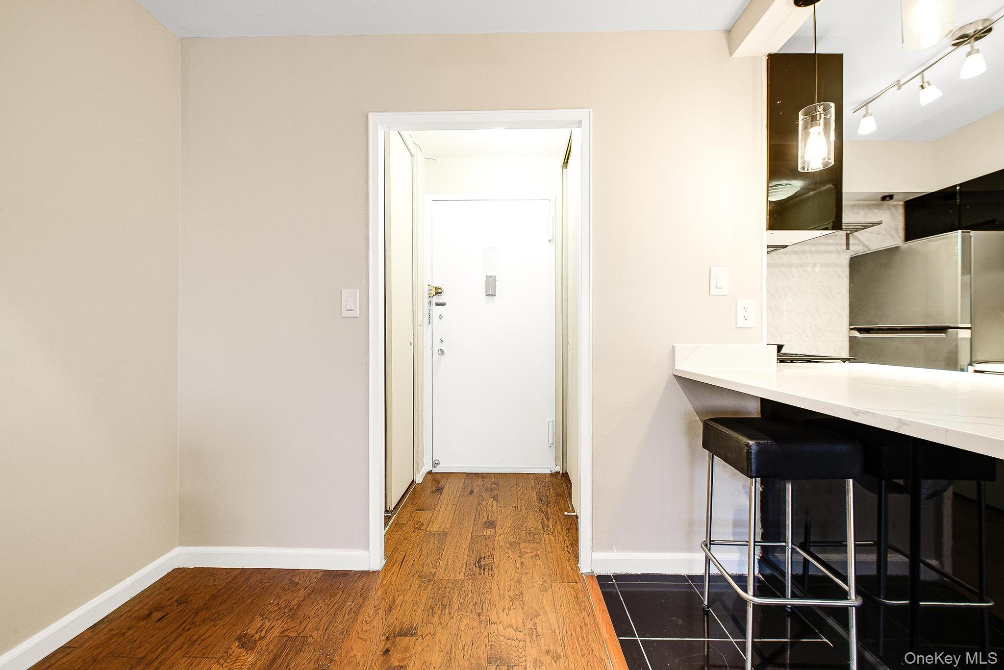 #4 photo, 70-25 Yellowstone Boulevard, फॉरेस्ट हिल्स Forest Hills , NY 11375