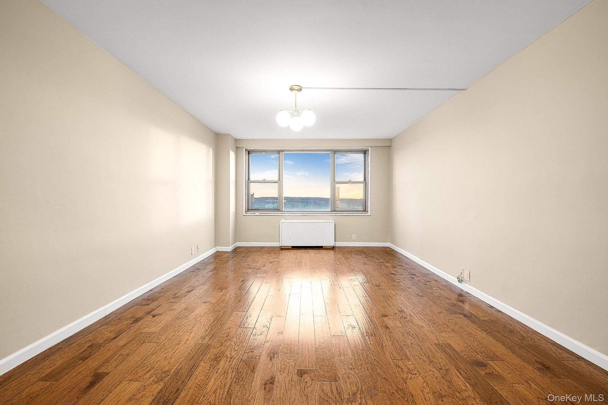 #6 photo, 70-25 Yellowstone Boulevard, फॉरेस्ट हिल्स Forest Hills , NY 11375