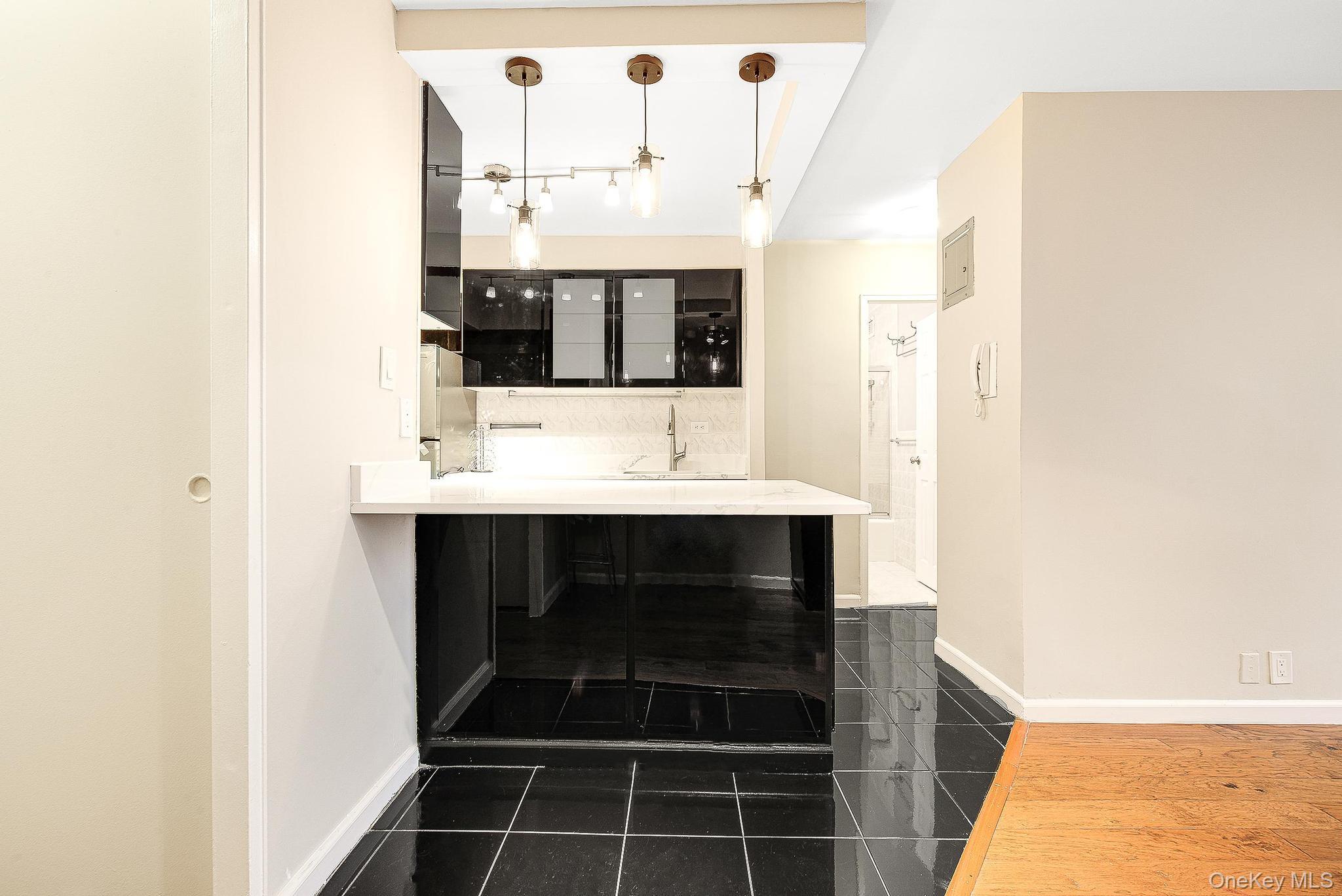 #8 photo, 70-25 Yellowstone Boulevard, फॉरेस्ट हिल्स Forest Hills , NY 11375