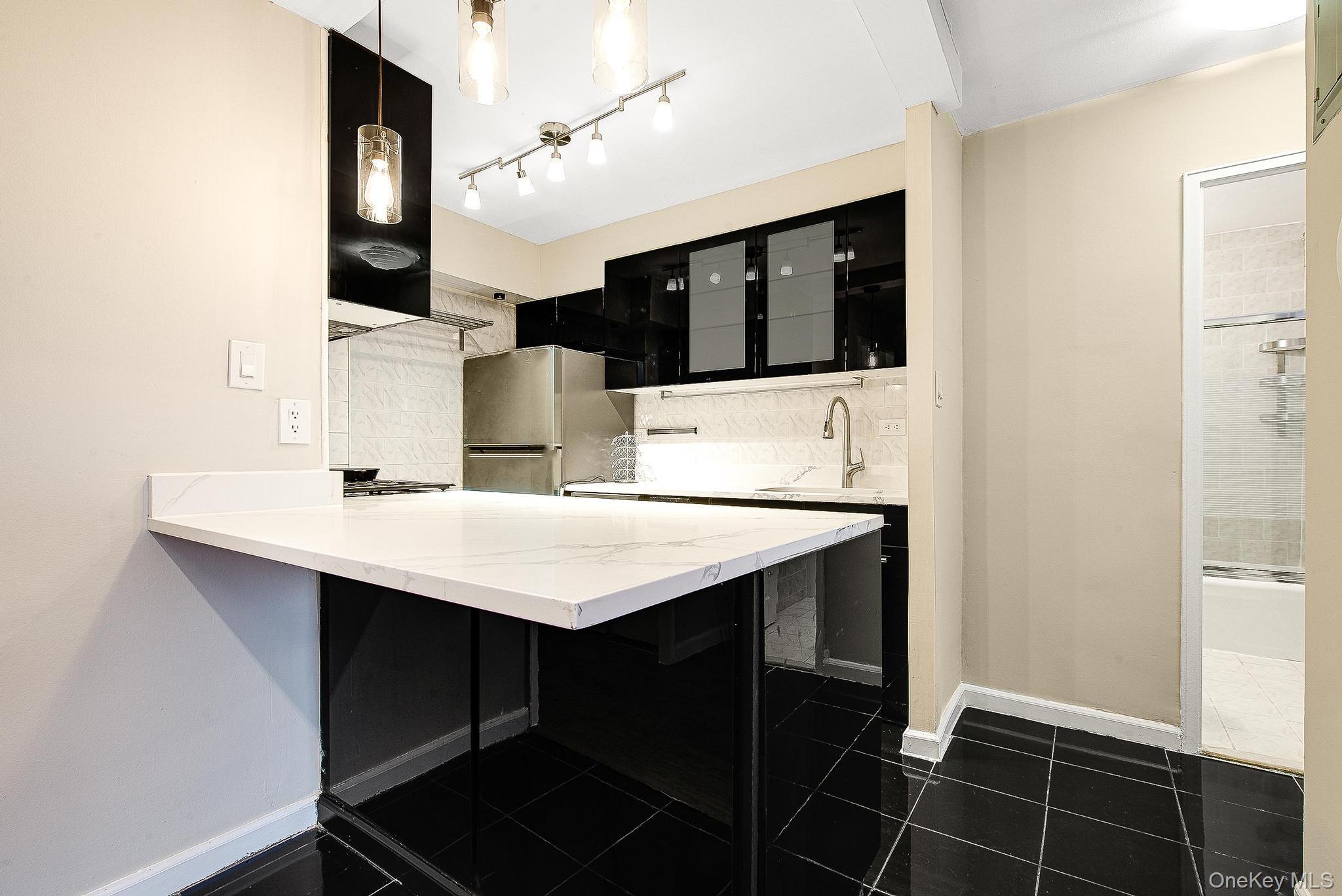 #9 photo, 70-25 Yellowstone Boulevard, फॉरेस्ट हिल्स Forest Hills , NY 11375