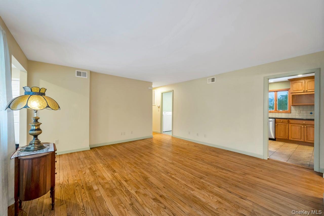 #17 photo, 105 Browns Road, Саффолк ‖ Nesconset , NY 11767