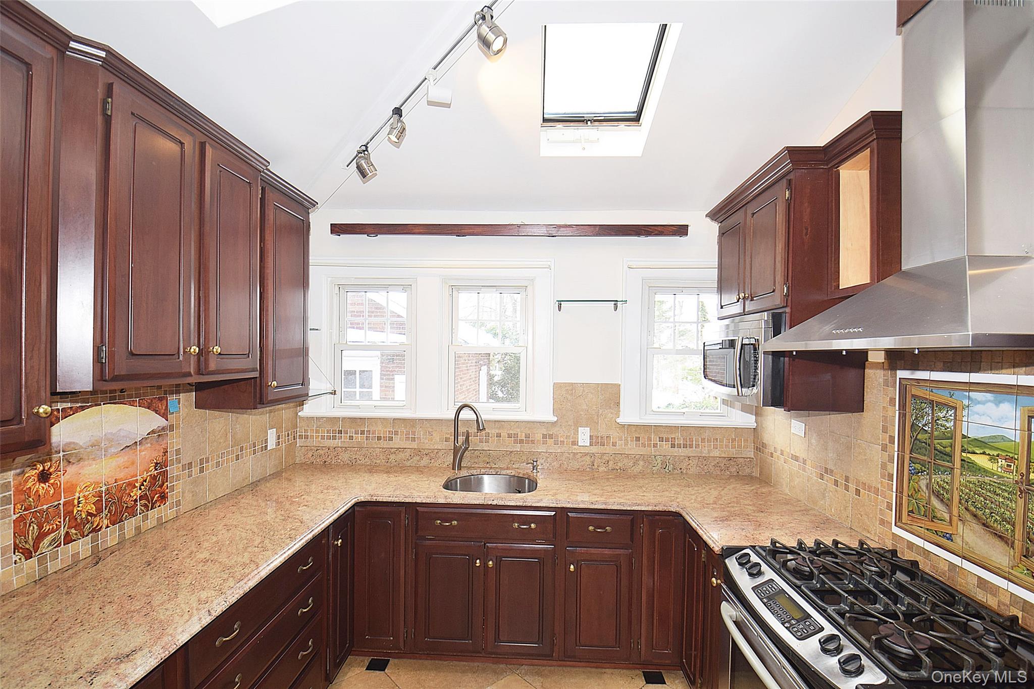 #15 photo, 79 Red Ground Road, מחוז נסאו Roslyn Heights , NY 11577