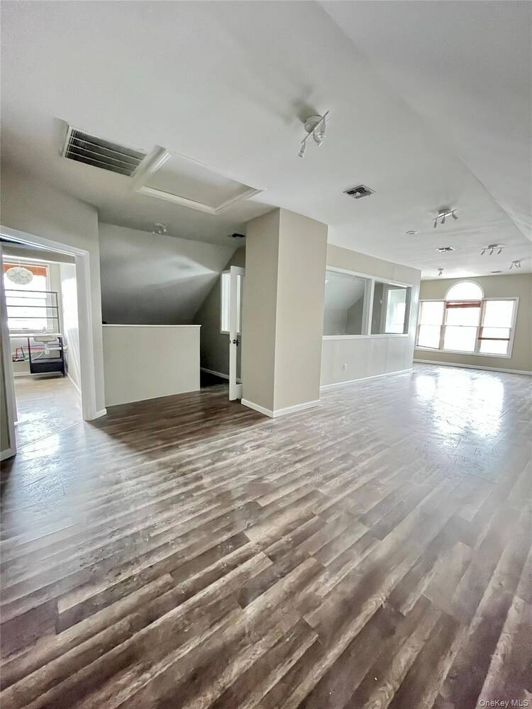 #4 photo, 186 W. Main Street, #6, 东长岛 Sayville , NY 11782