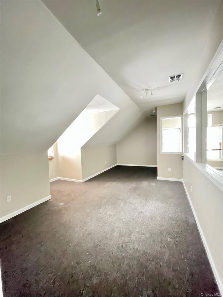 #5 photo, 186 W. Main Street, #6, 东长岛 Sayville , NY 11782