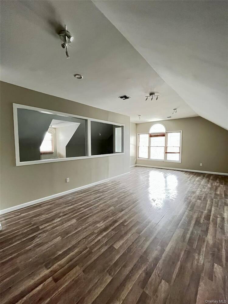 #6 photo, 186 W. Main Street, #6, 东长岛 Sayville , NY 11782