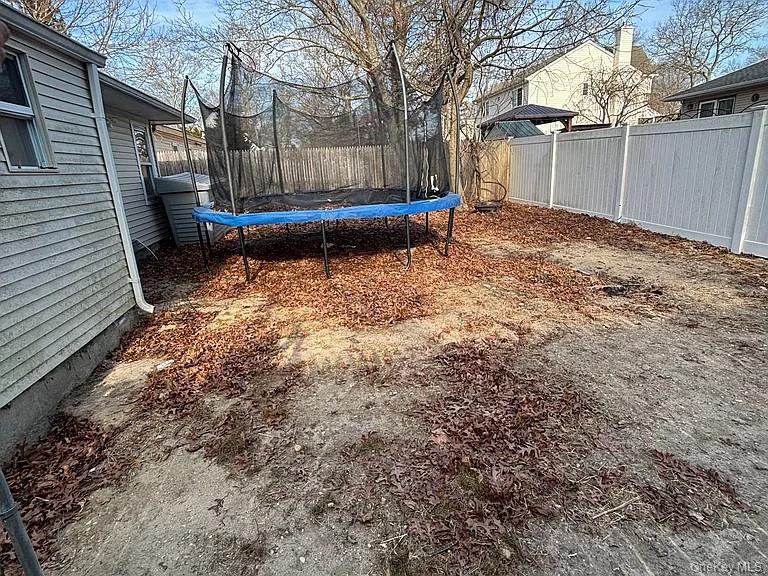 #14 photo, 61 Montgomery Avenue, מחוז סאפוק Mastic , NY 11950