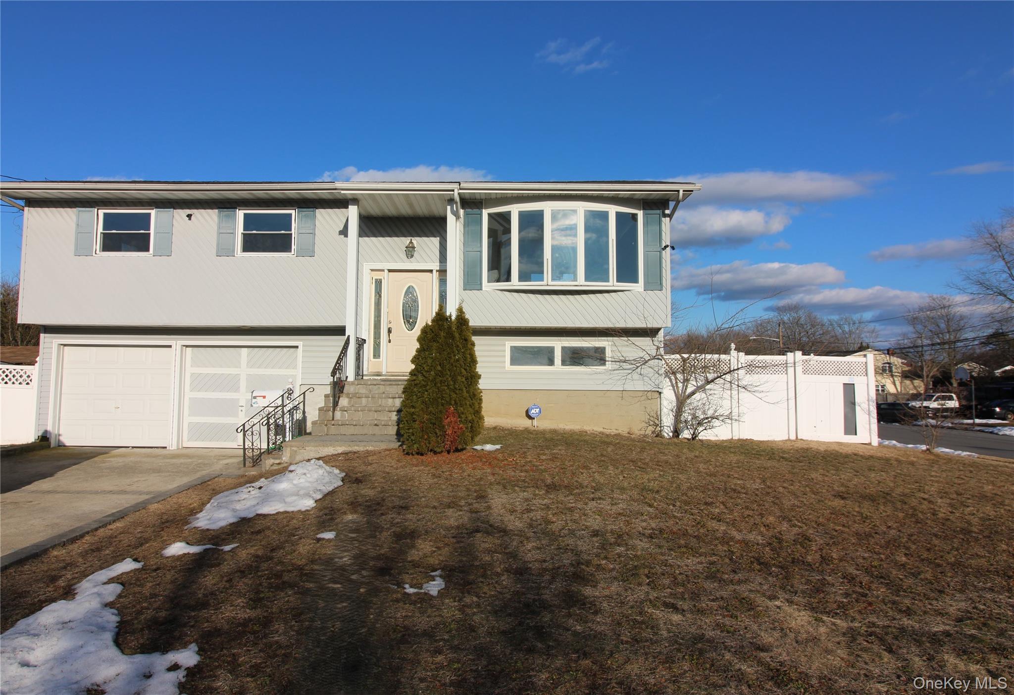 #1 photo, 26 Circle Lane, सफ़ोक काउंटी Bay Shore , NY 11706