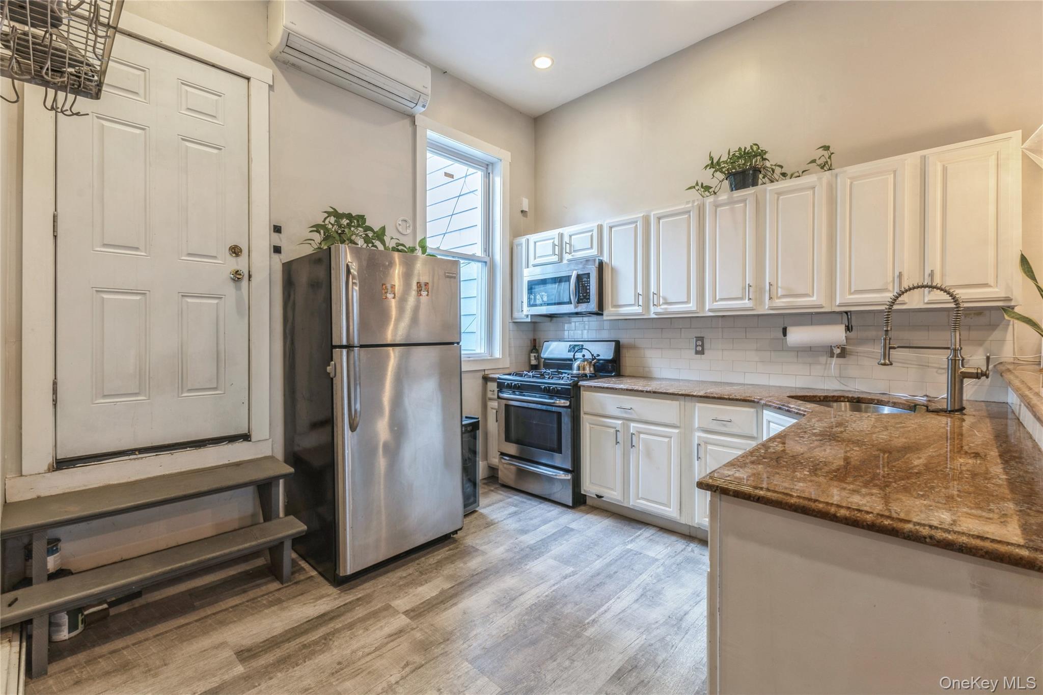 #20 photo, 32 Covert Street, 브루클린 Brooklyn , NY 11207