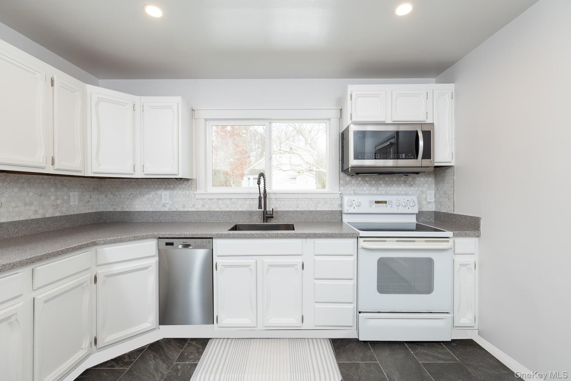 #2 photo, 117 Fulton Avenue, Саффолк ‖ Mastic , NY 11950