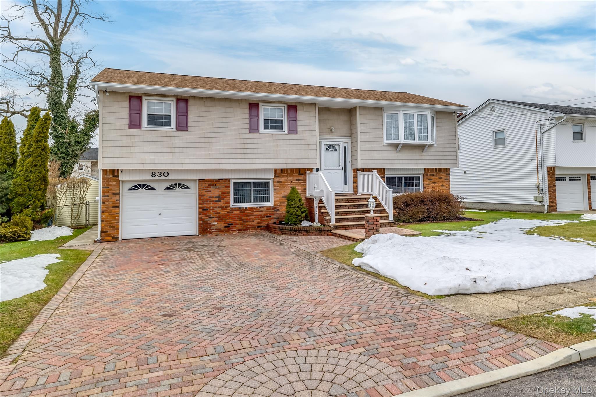 #2 photo, 830 N Broome Avenue, Саффолк ‖ Lindenhurst , NY 11757