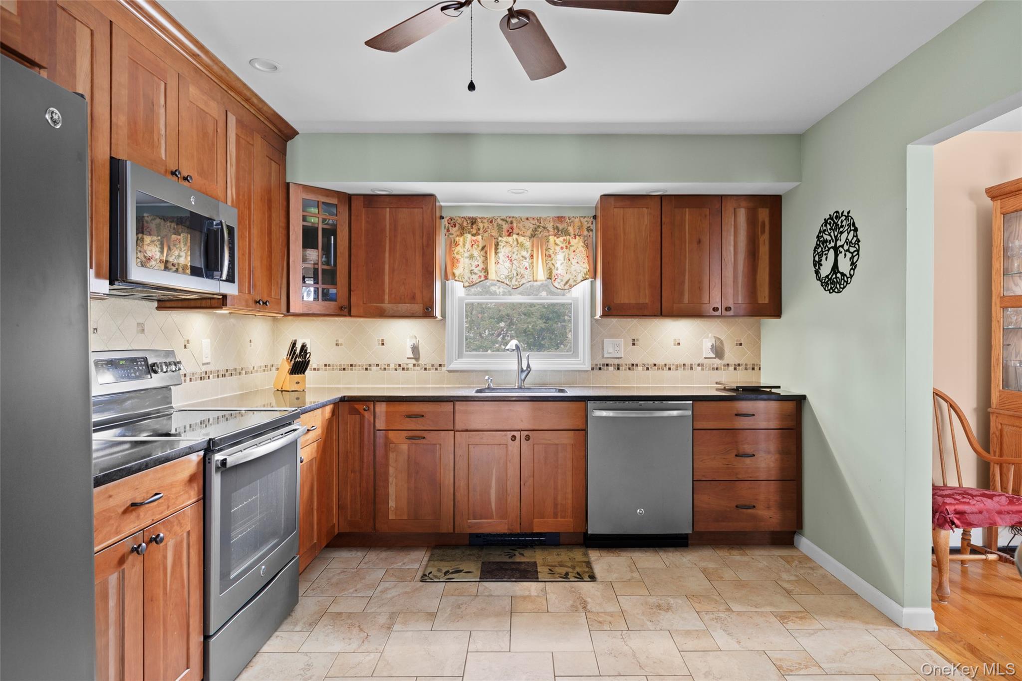 #9 photo, 830 N Broome Avenue, Саффолк ‖ Lindenhurst , NY 11757