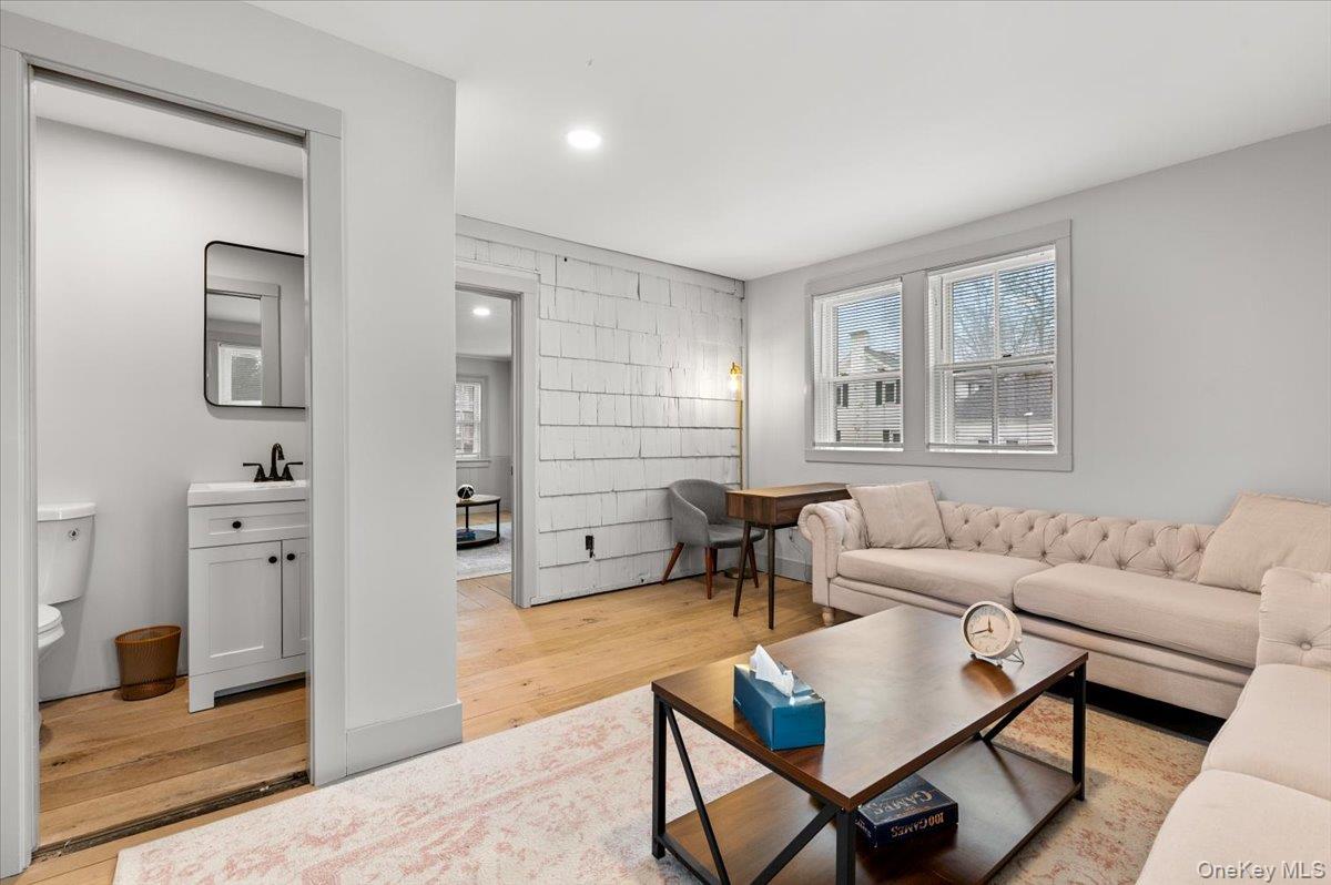 #17 photo, 64 Broadway, 롱 아일랜드 Amityville , NY 11701