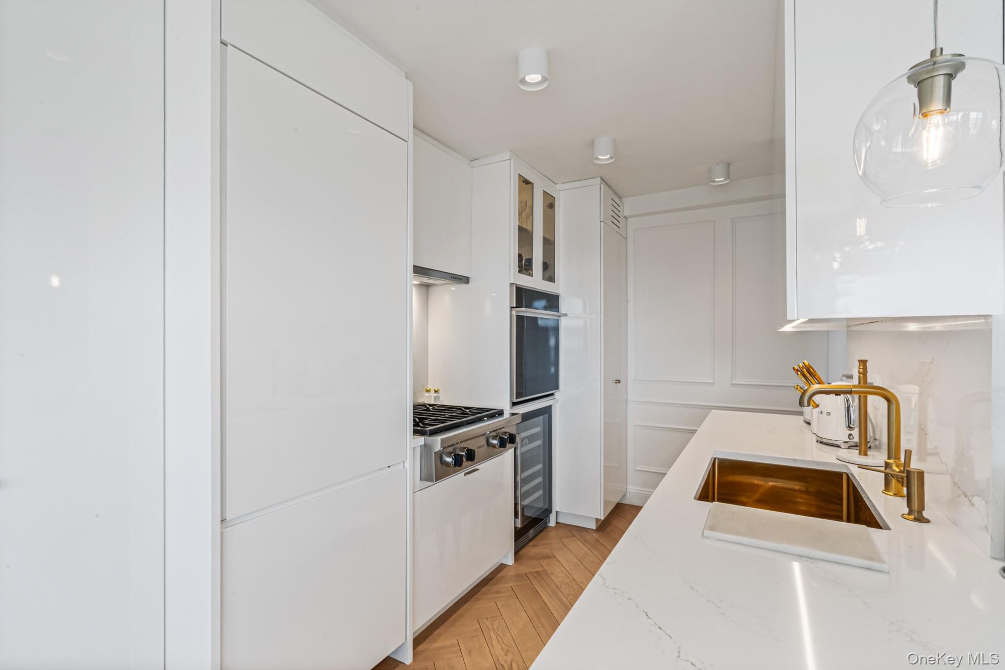 #12 photo, 1805 215th Street, קווינס Bayside , NY 11360