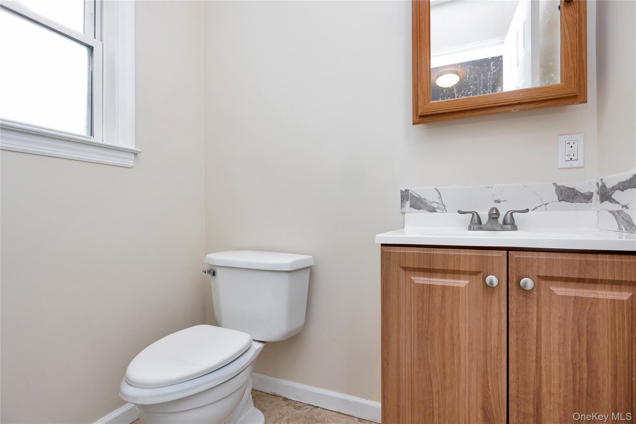 #20 photo, 59 Oak Street, सफ़ोक काउंटी Amityville , NY 11701