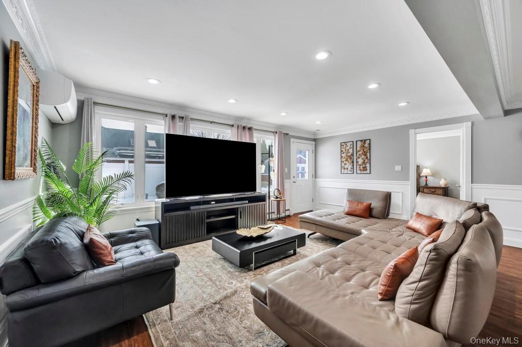 #17 photo, 54 Abbot Lane, Hicksville , NY 11801