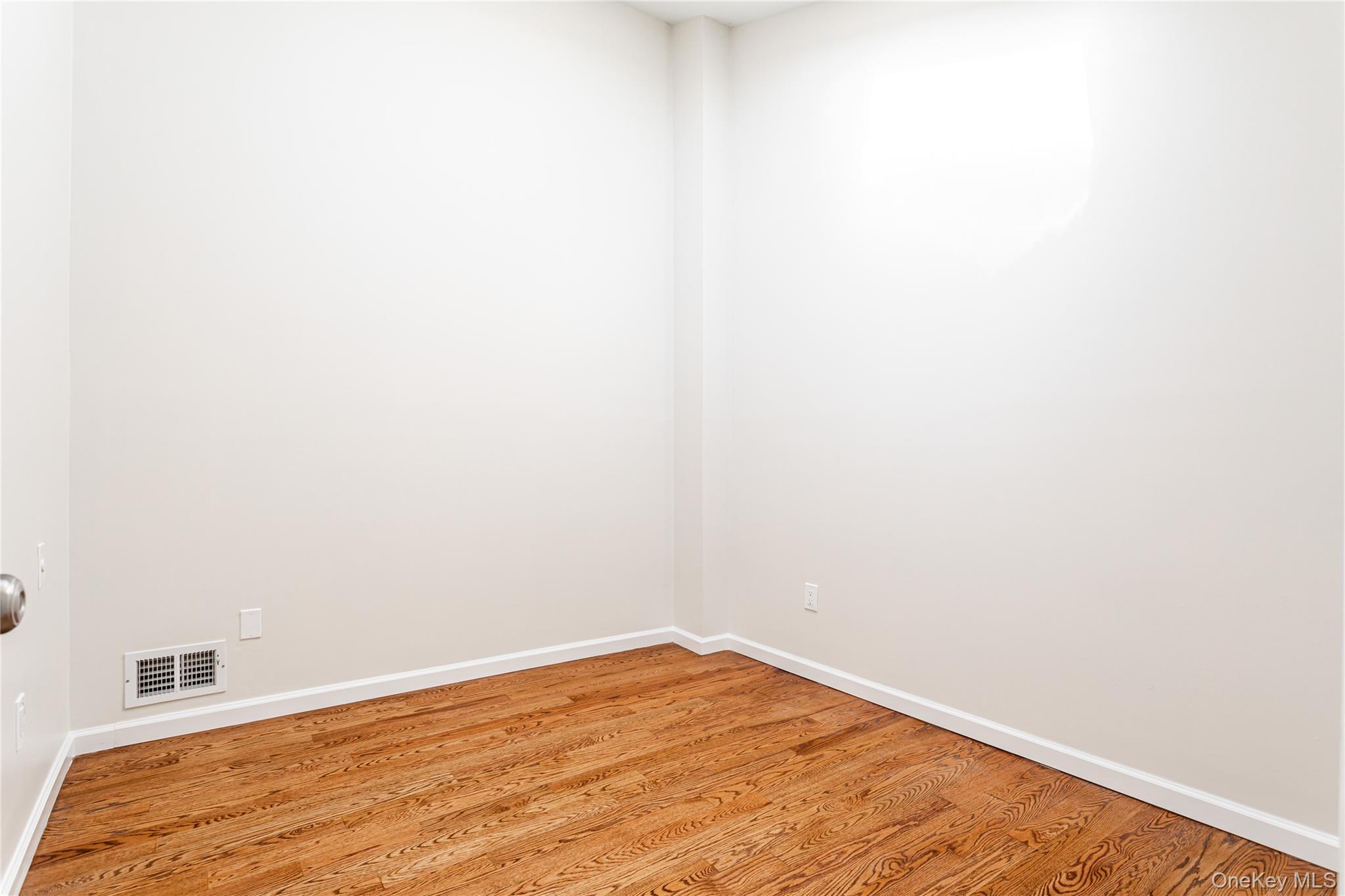 #10 photo, 21 Spirit Lane, 스태튼 섬 Staten Island , NY 10303