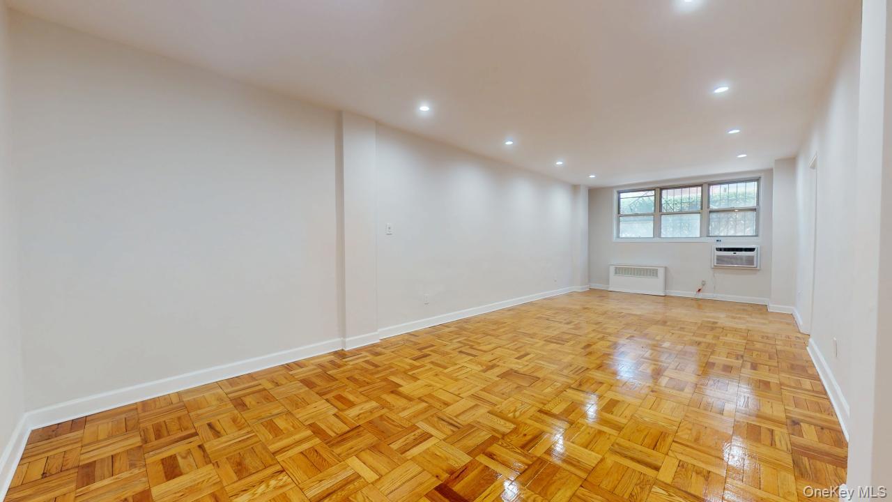 #3 photo, 66-15 Thornton Place, 뉴욕퀸즈 Rego Park , NY 11374