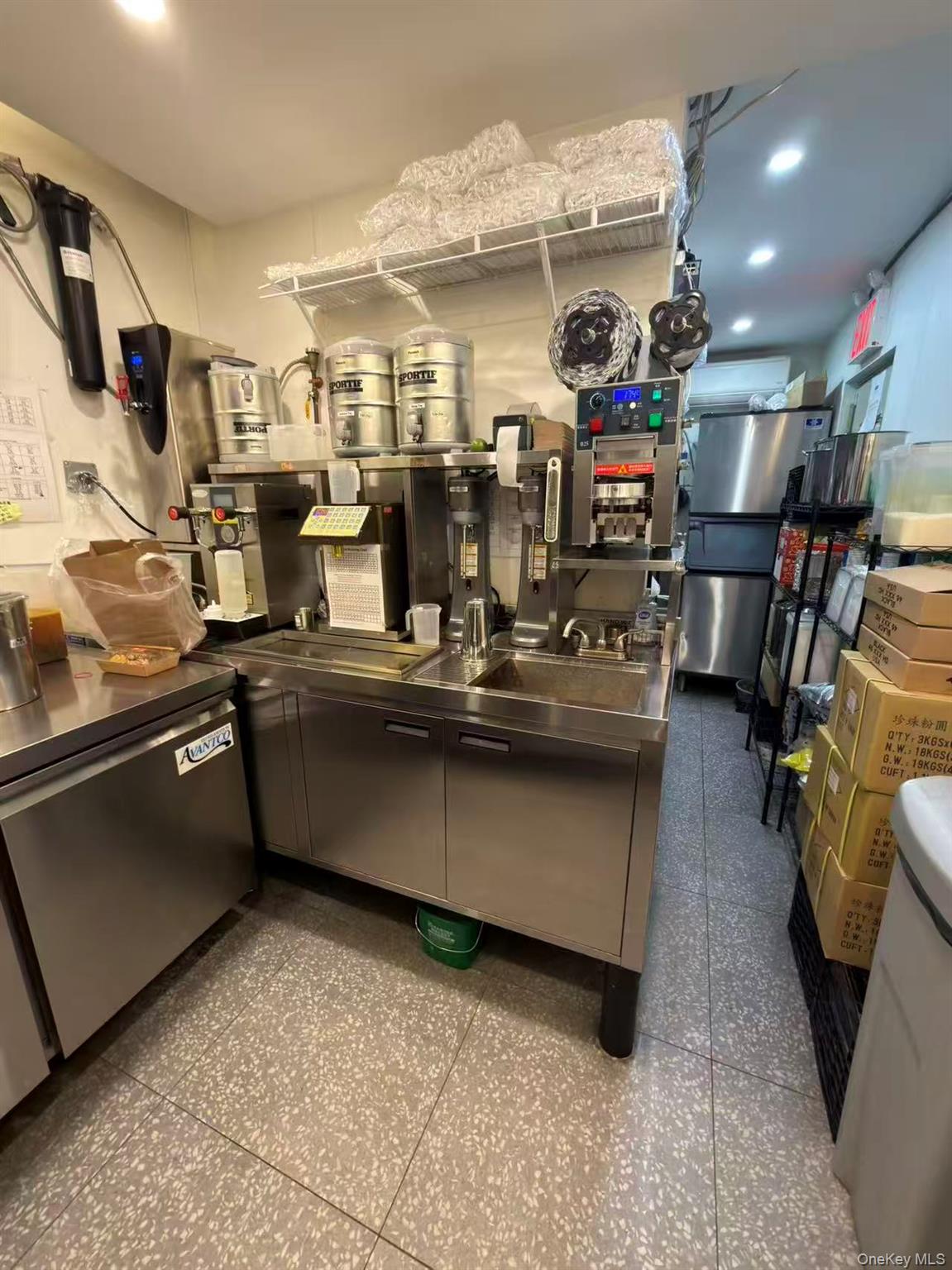 #4 photo, 27 Saint Marks Place, New York (Manhattan) , NY 10003