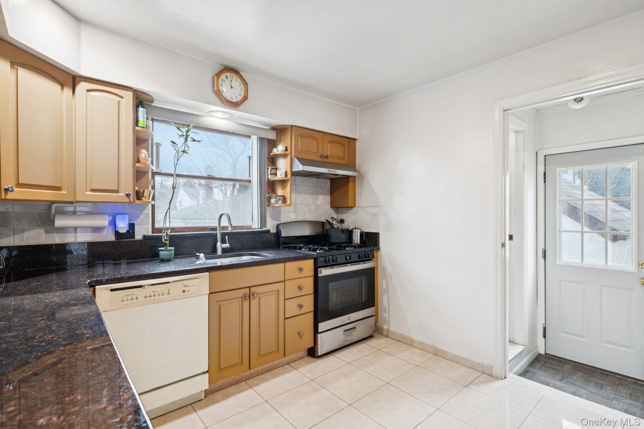 #13 photo, 174 Bellmore Street, Нассау ‖ Floral Park , NY 11001