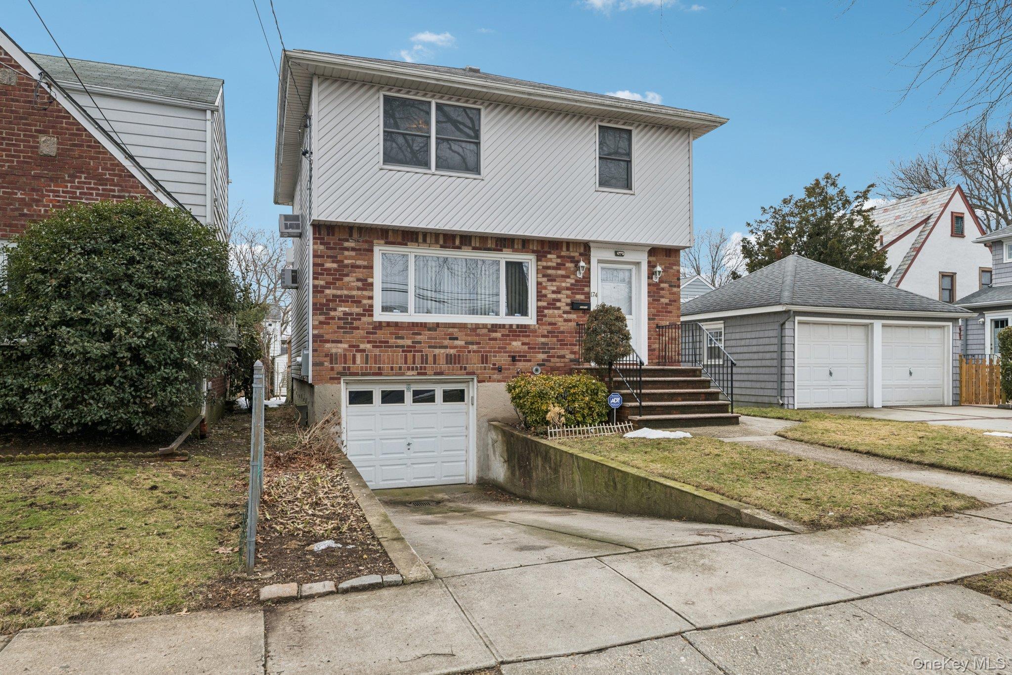 #2 photo, 174 Bellmore Street, Нассау ‖ Floral Park , NY 11001