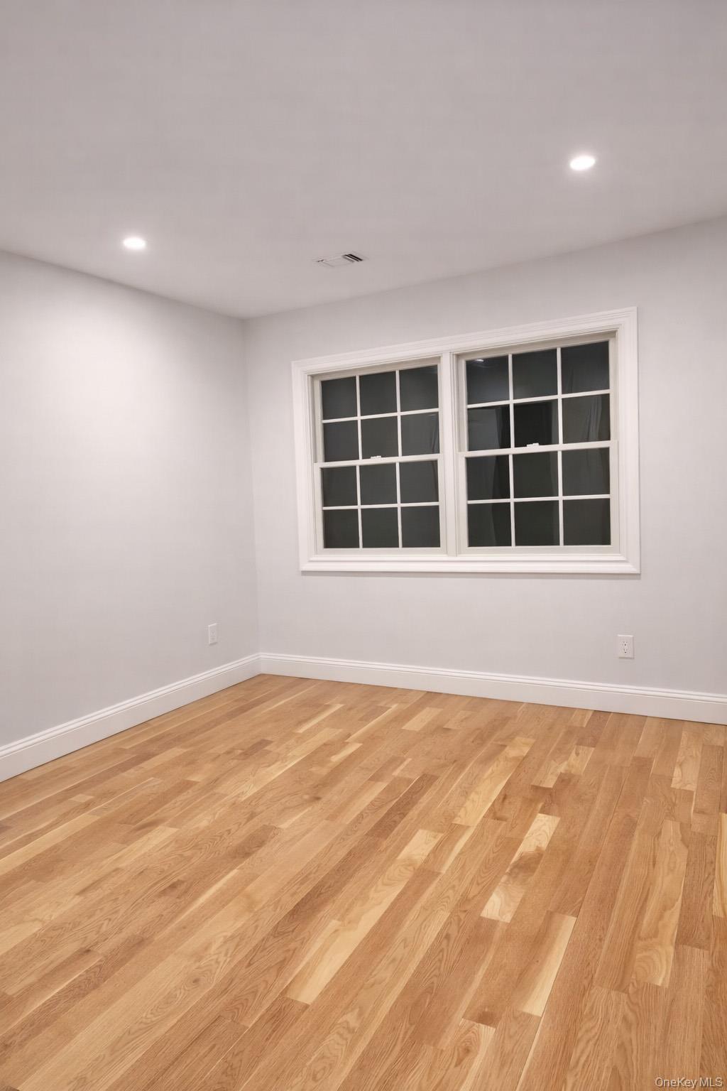 #11 photo, 15121 17th Avenue, कुईंस Whitestone , NY 11357