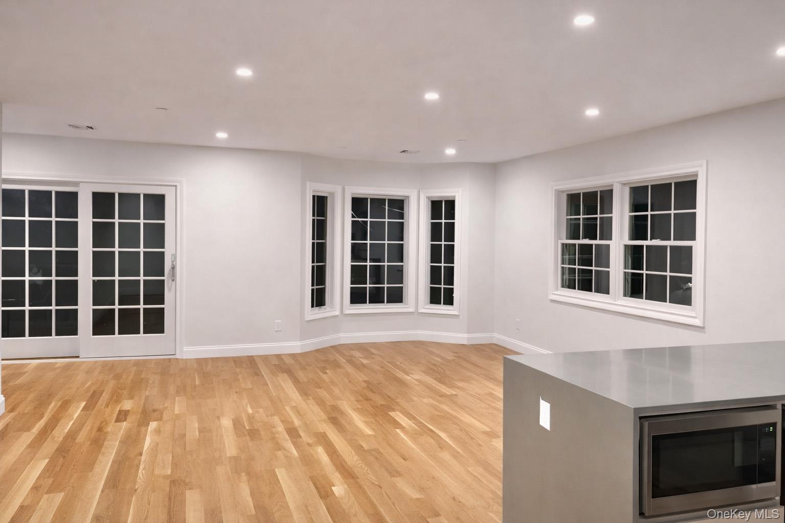 #4 photo, 15121 17th Avenue, कुईंस Whitestone , NY 11357