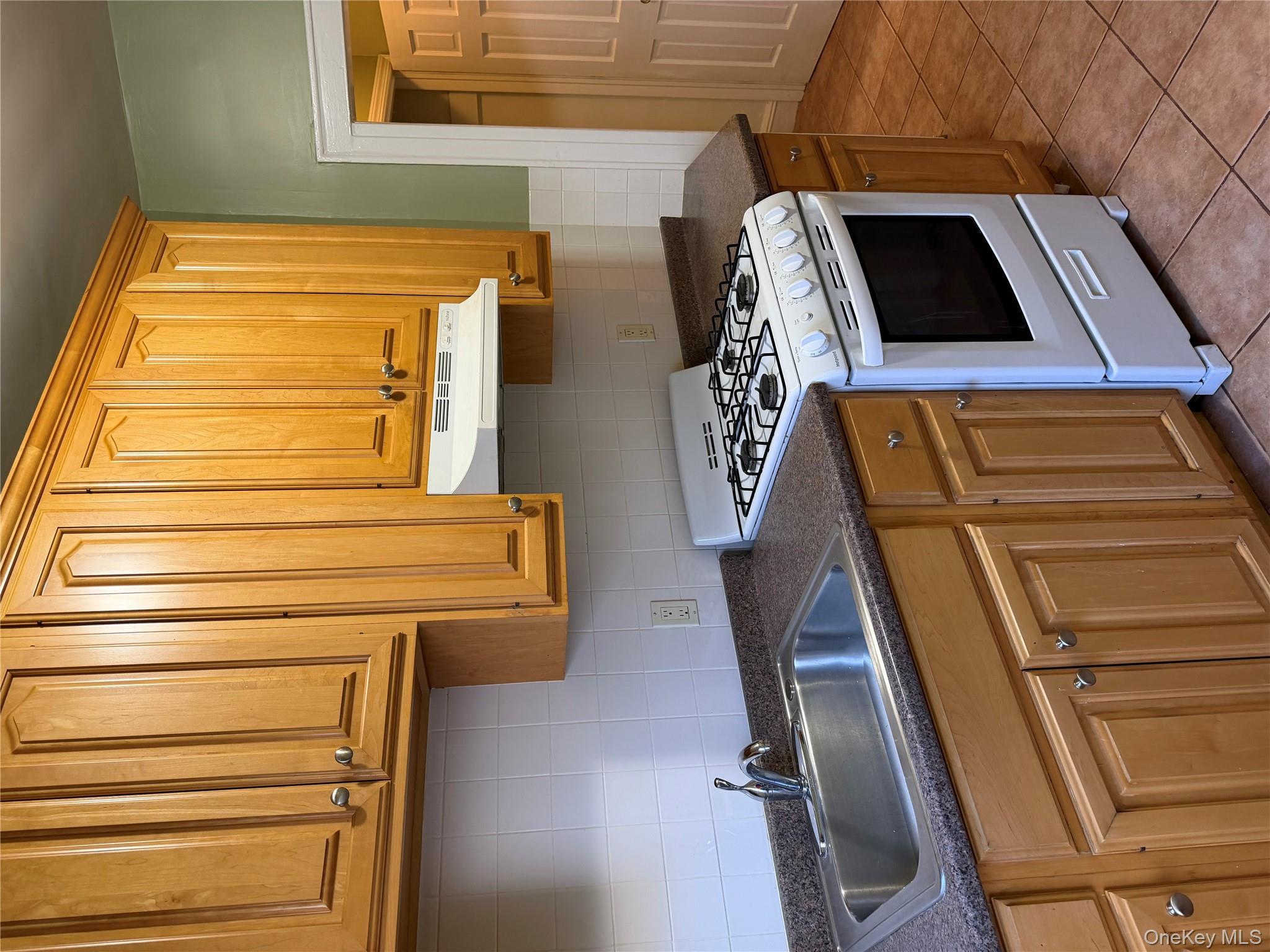 #1 photo, 322 Jericho Turnpike, नासाउ काउंटी Floral Park , NY 11001