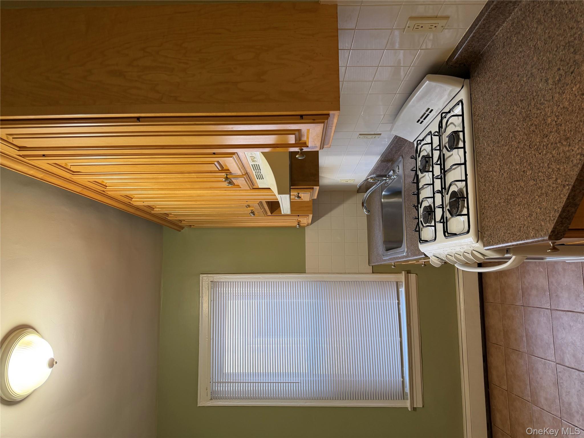 #2 photo, 322 Jericho Turnpike, नासाउ काउंटी Floral Park , NY 11001