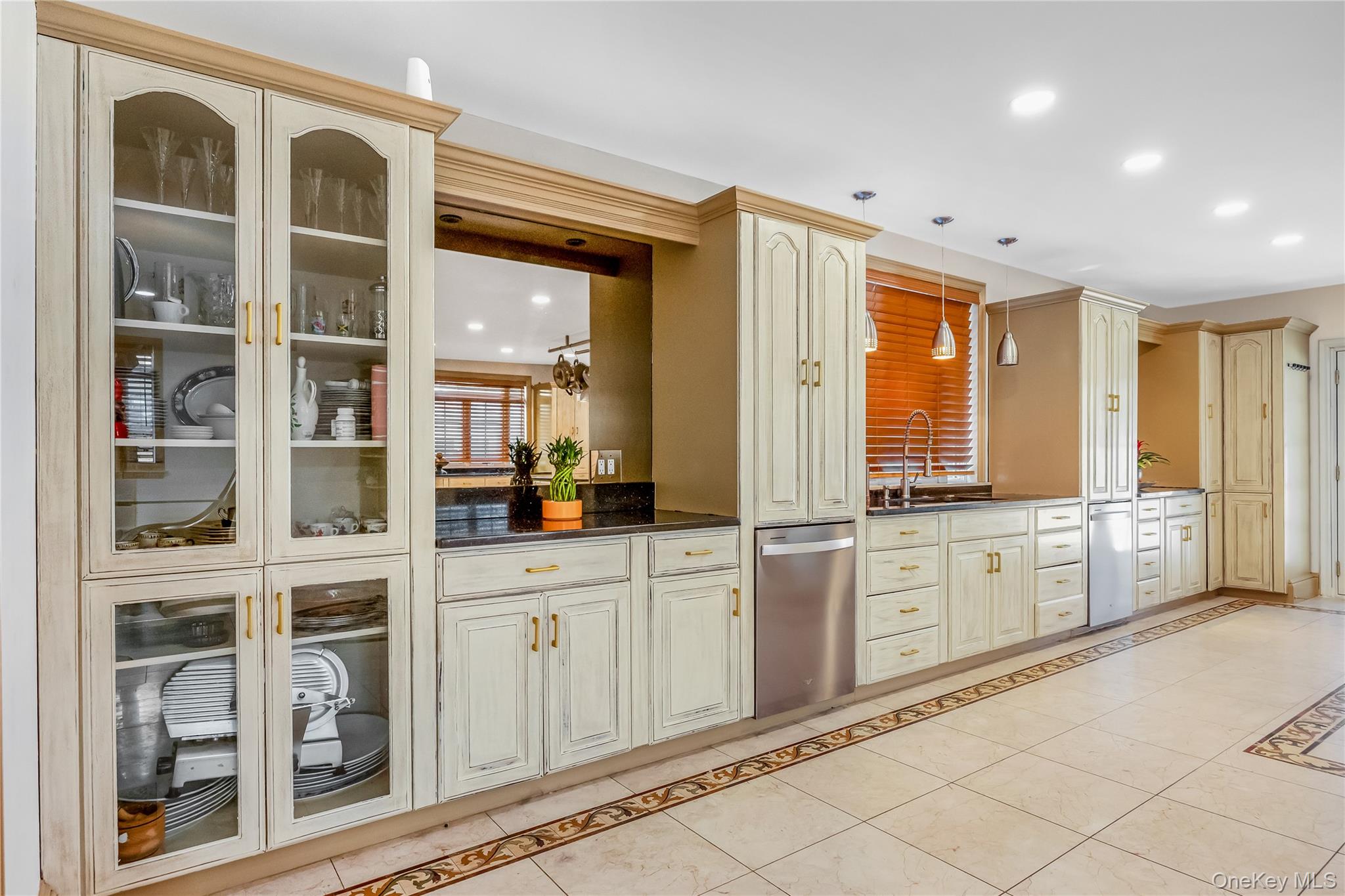 #4 photo, 47-56 Glenwood Street, कुईंस Little Neck , NY 11362