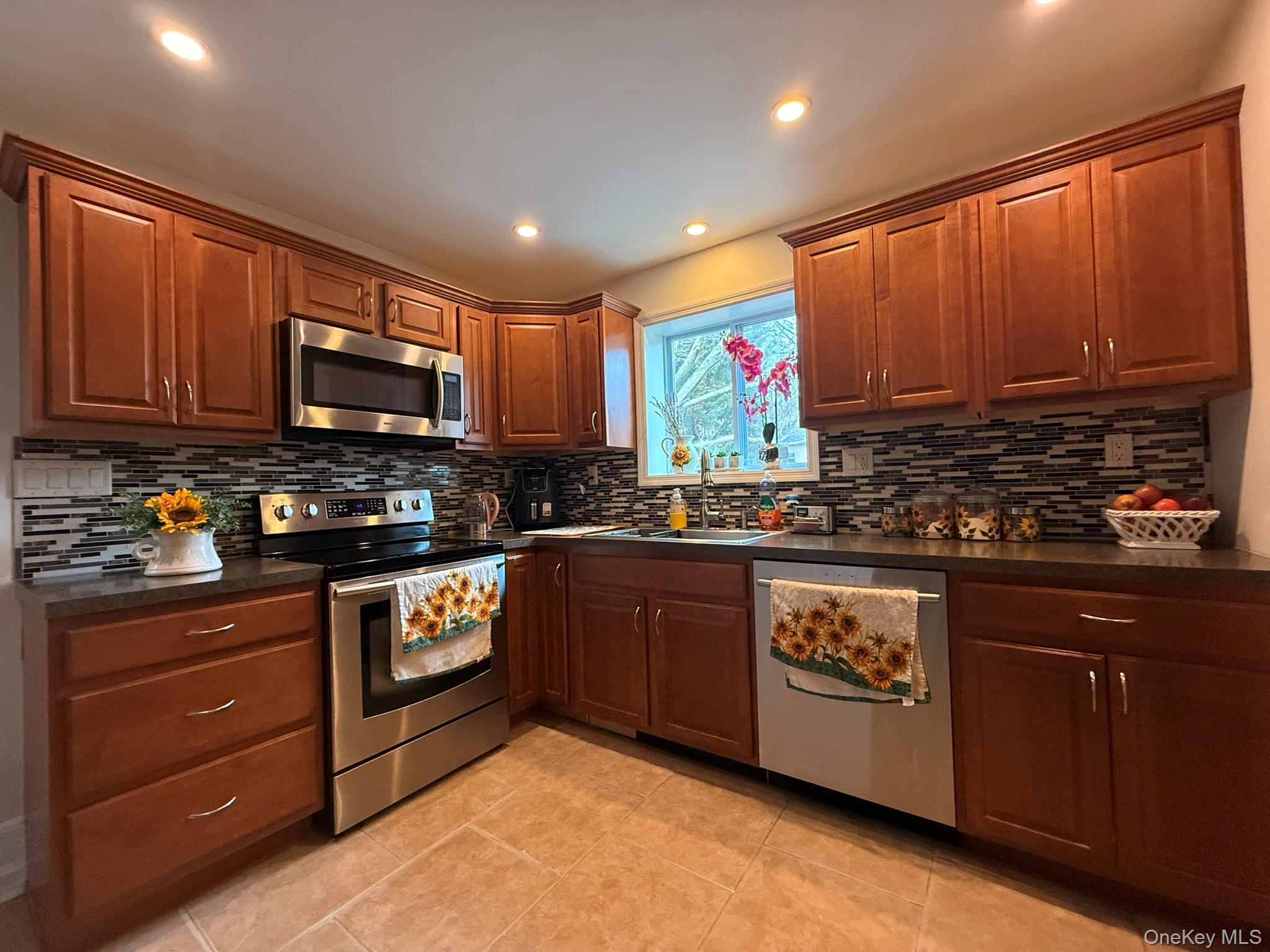 #13 photo, 9 Columbine Avenue, Islip , NY 11751