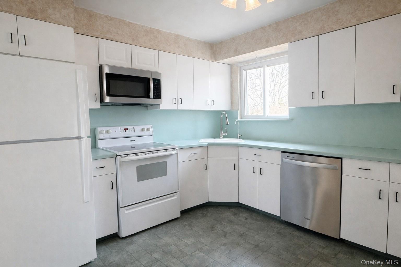 #5 photo, 9 Columbine Avenue, Islip , NY 11751