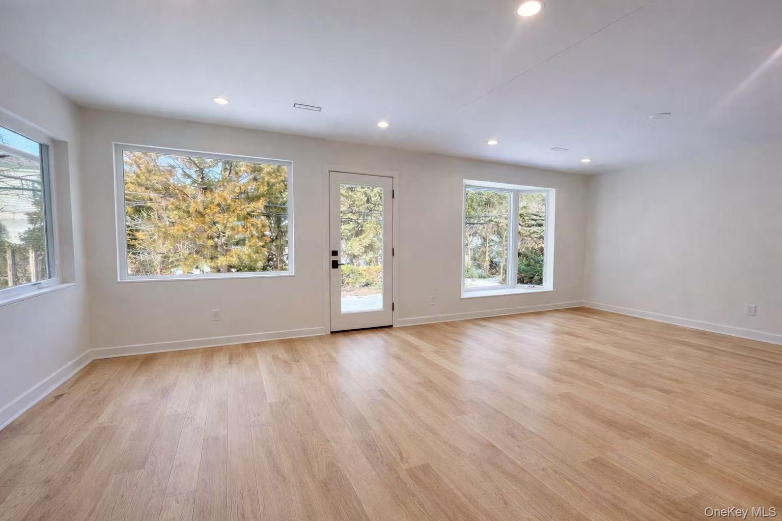 #8 photo, 5 Warren Place, Plainview , NY 11803