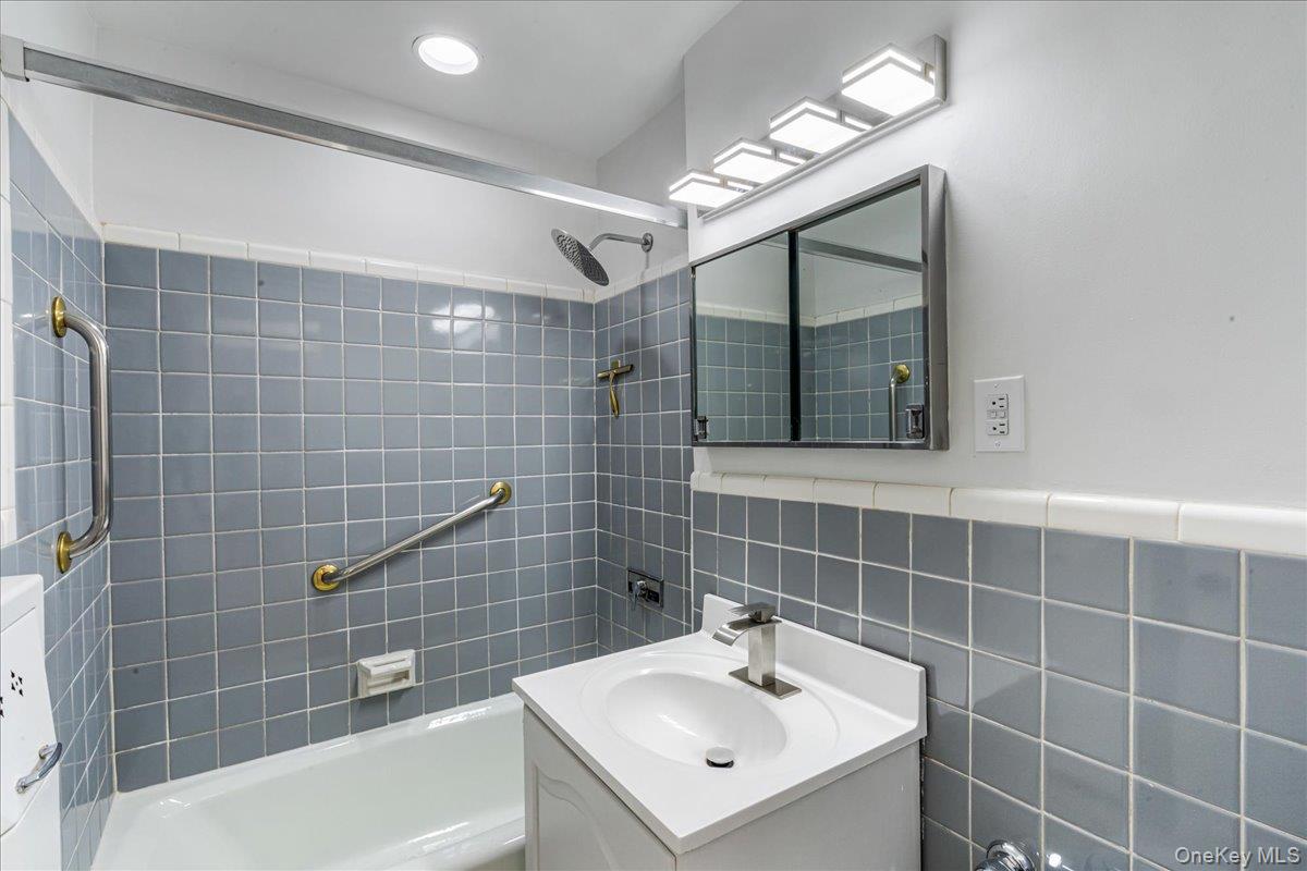 #8 photo, 35-31 85th Street, Куинс ‖ Jackson Heights , NY 11372