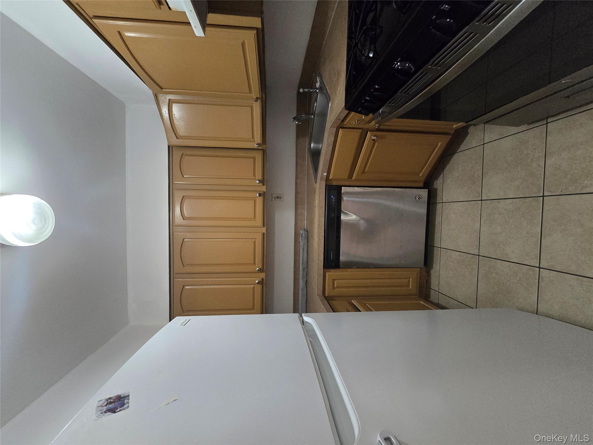 #5 photo, 22-11 119th Street, קווינס College Point , NY 11356