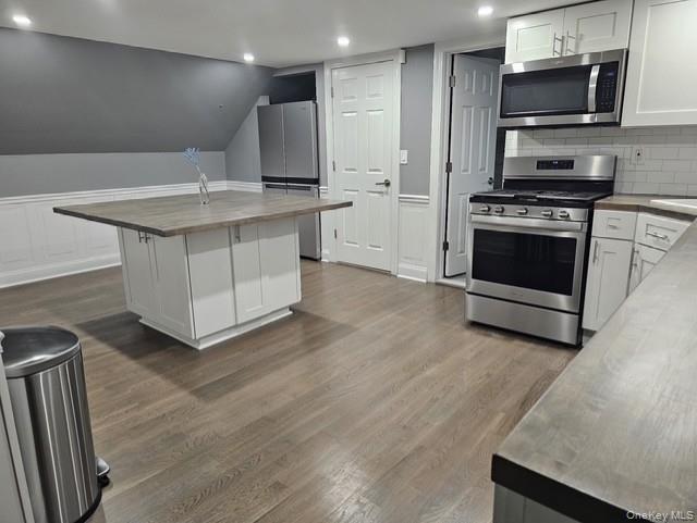 #8 photo, 645 Hawkins Boulevard, Copiague , NY 11726