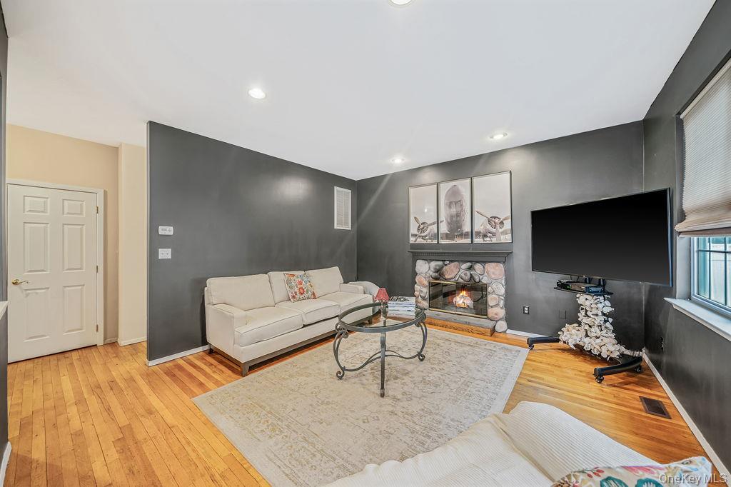 #17 photo, 120 Cranberry Court, Melville , NY 11747