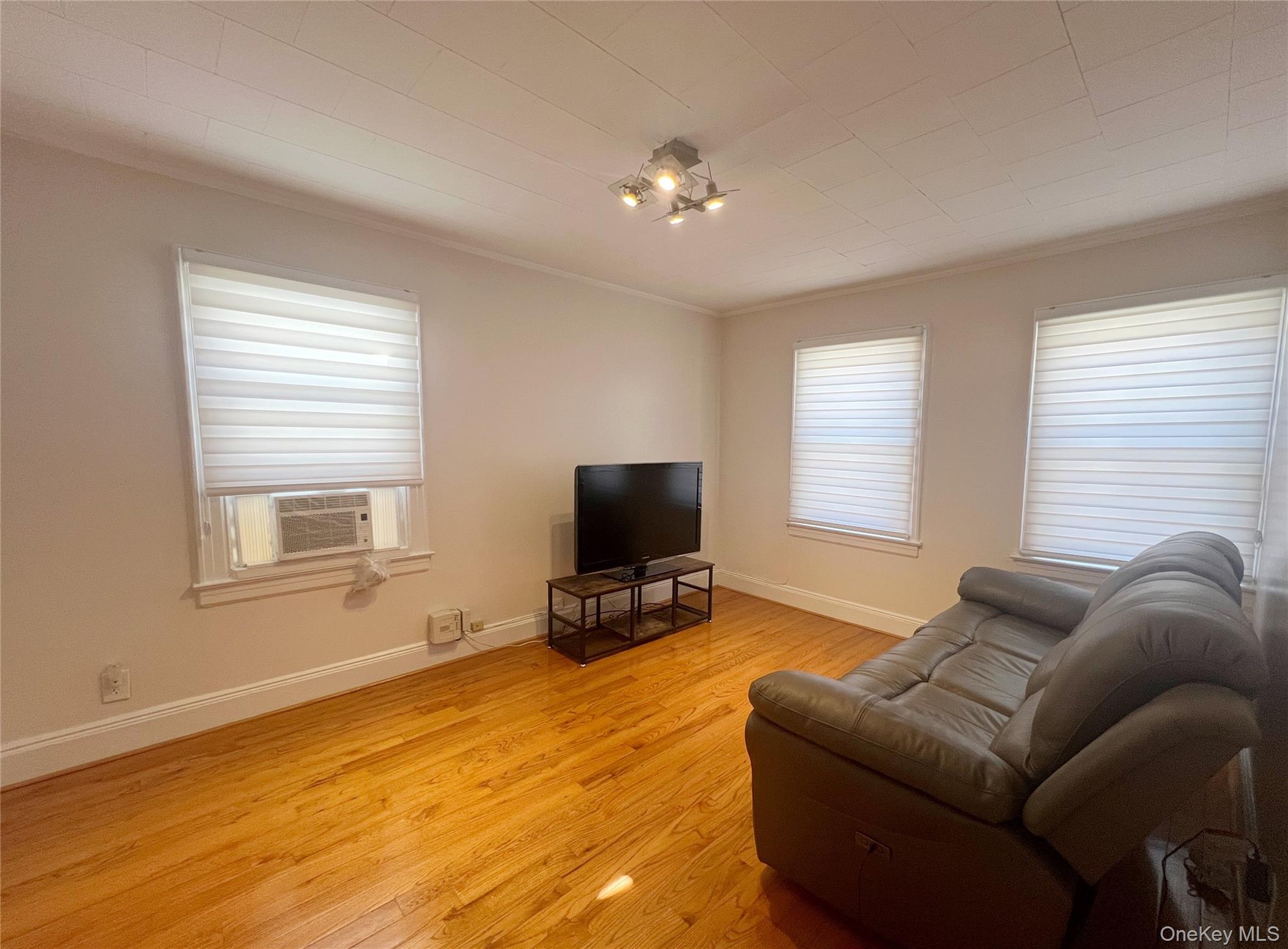 #10 photo, 8805 238th Street, קווינס Bellerose , NY 11426