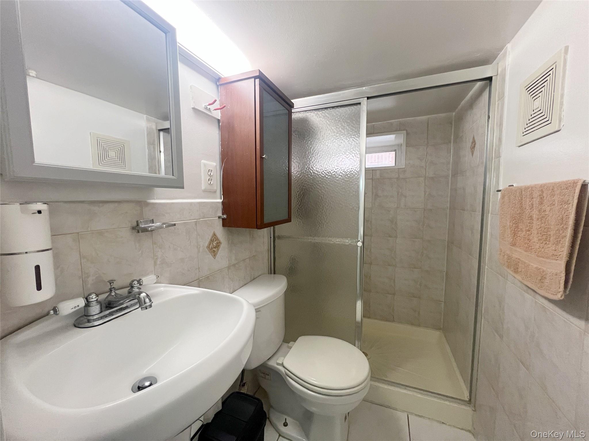 #18 photo, 8805 238th Street, קווינס Bellerose , NY 11426