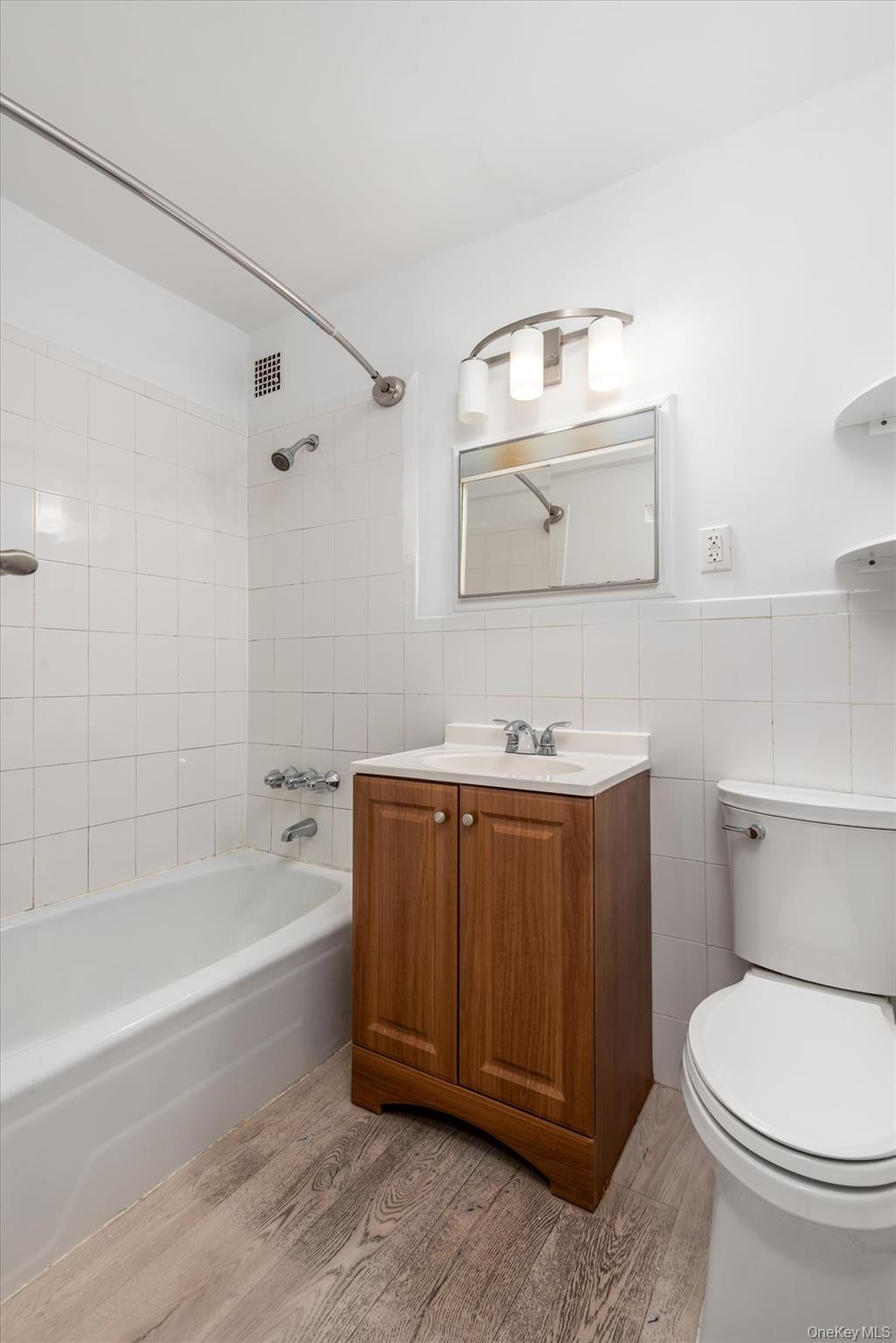 #7 photo, 6011 Broadway, Woodside , NY 11377