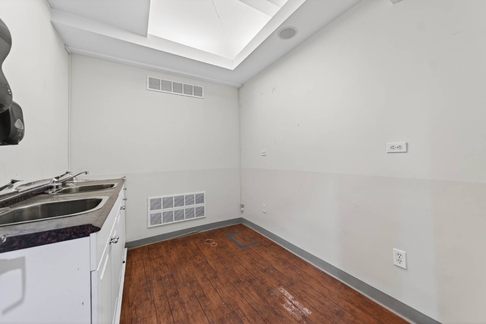 #7 photo, 142-05 Roosevelt Ave, Suite 108, Flushing , NY 11354