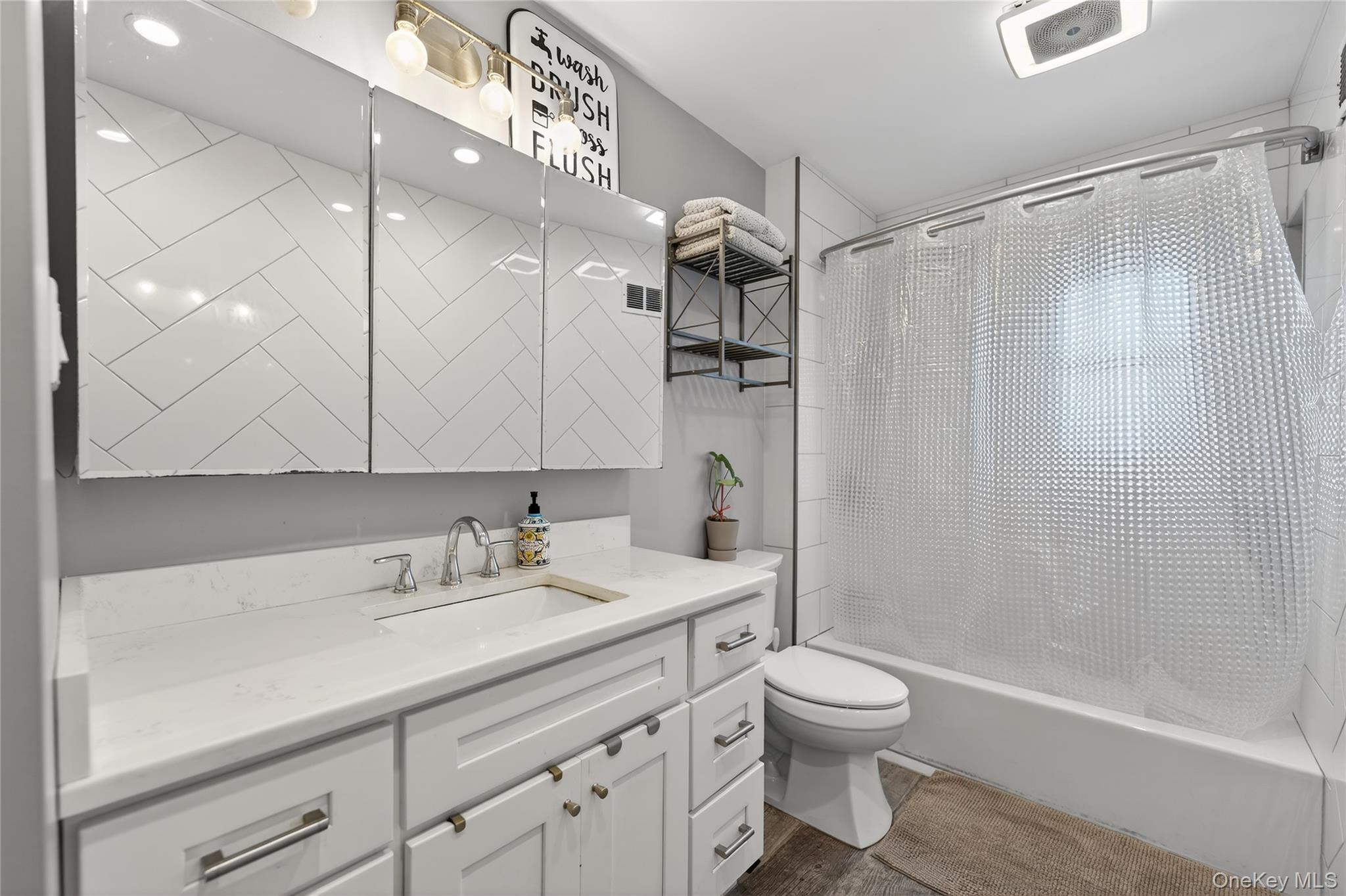 #14 photo, 3530 Long Beach Road, מחוז נסאו Oceanside , NY 11572